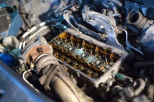 mécanique : vehicule-moteur-demonte-pour-reparation