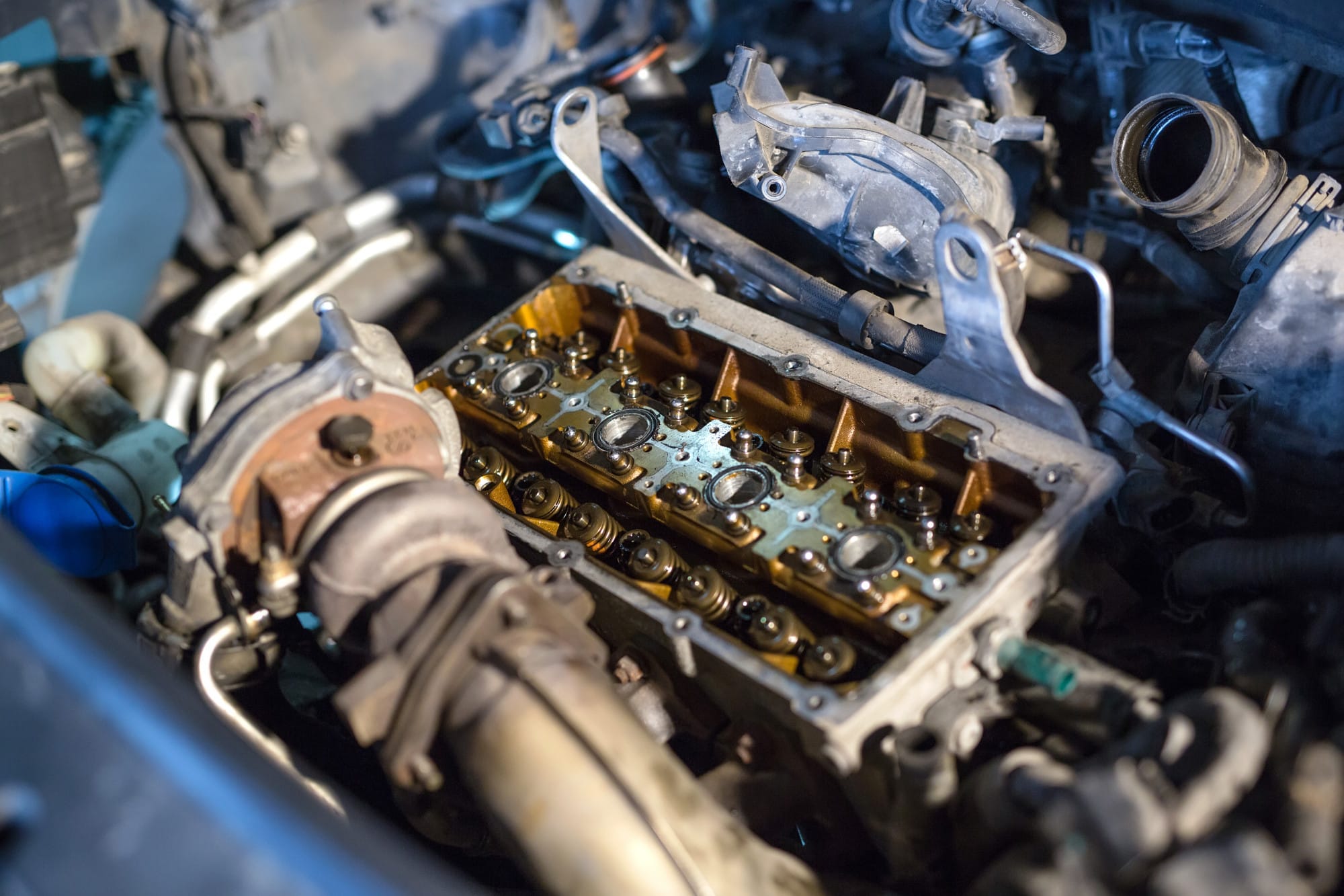 mécanique : vehicule-moteur-demonte-pour-reparation